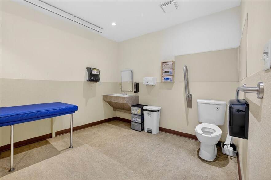 More Photos Of 11831 123 St NW, Edmonton Office For Sale