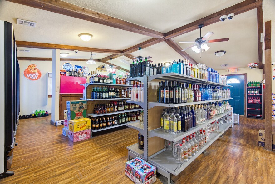 More Photos Of 809 Lester Ln, Rogers General Retail For Sale