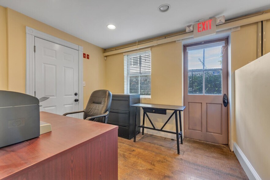 More Photos Of 1433 Old Northern Blvd, Roslyn Office For Lease