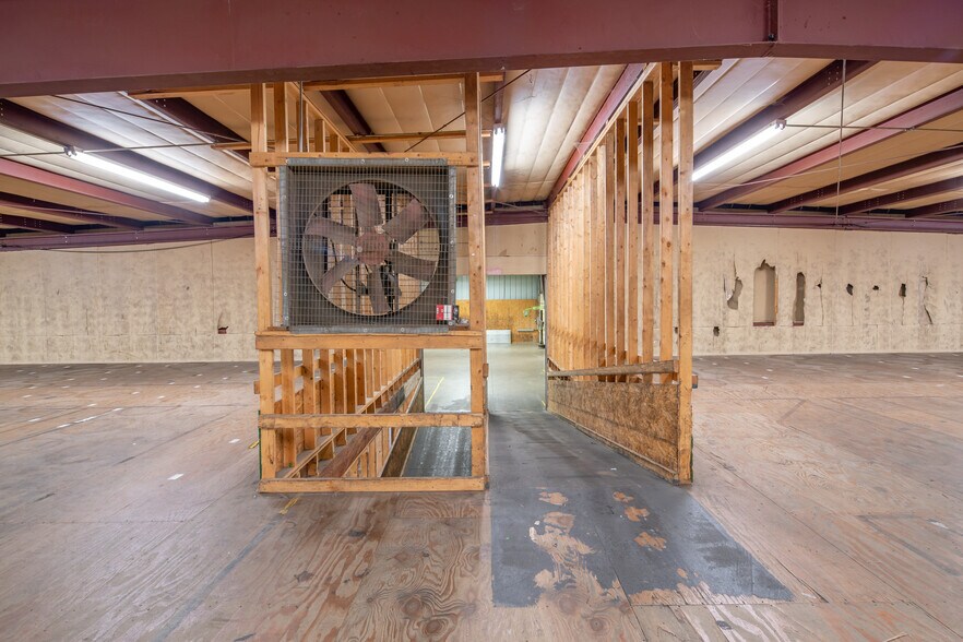 More Photos Of 2516 9th St, Great Bend Warehouse For Sale