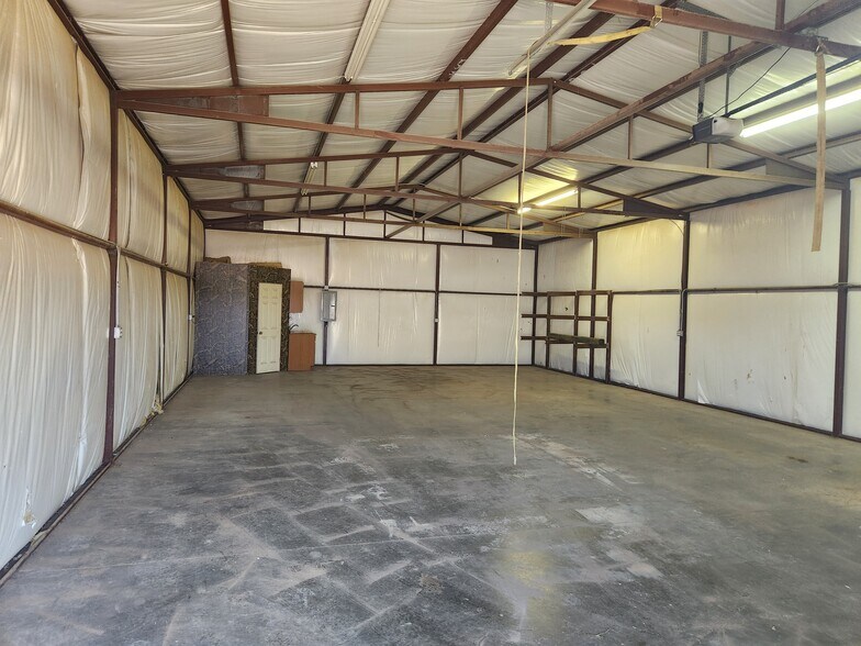 More Photos Of 3606 SW Tennessee Ave, Lawton Warehouse For Lease