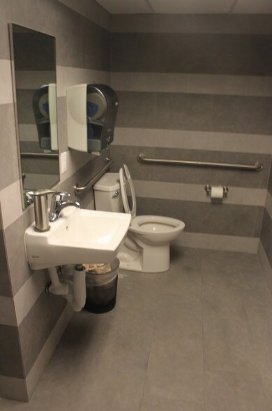More Photos Of 2475 Hollywood Blvd, Hollywood Office For Lease
