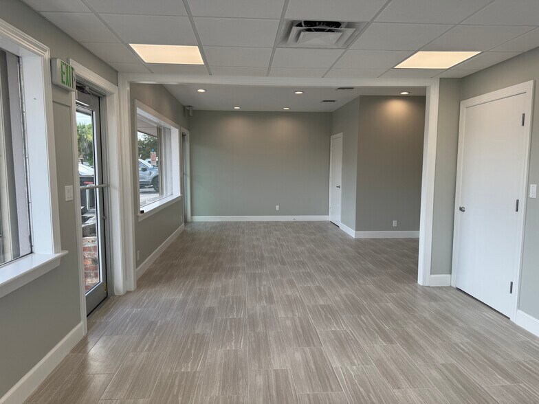 More Photos Of 144 Jupiter St, Jupiter Light Distribution For Lease