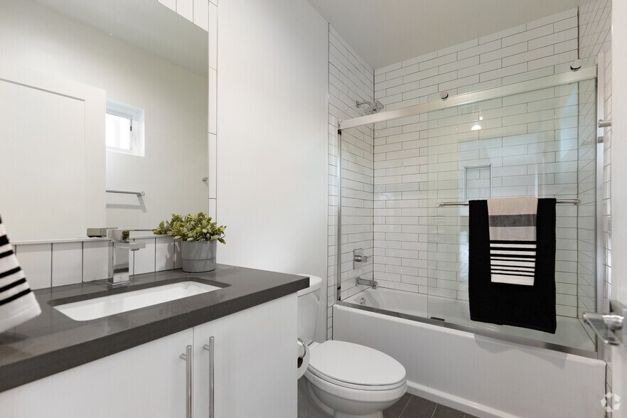 More Photos Of 5631 Whitnall Hwy, North Hollywood Apartments For Sale