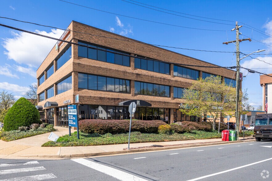More Photos Of 6829 Elm St, McLean Medical For Lease