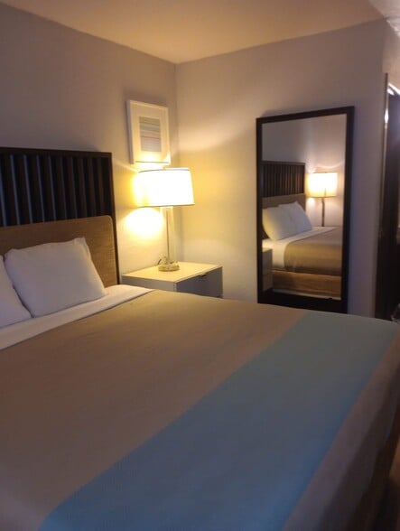 More Photos Of 2501 52nd Ave, Moline Hotel For Sale