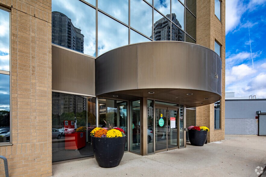 More Photos Of 30 Eglinton Ave W, Mississauga Office For Lease
