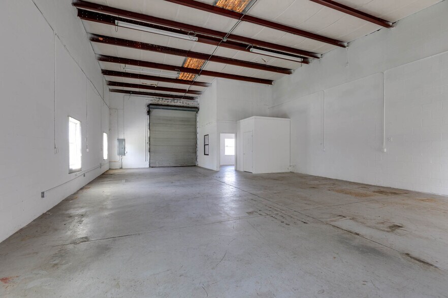 More Photos Of 12505 66th St N, Largo Warehouse For Lease