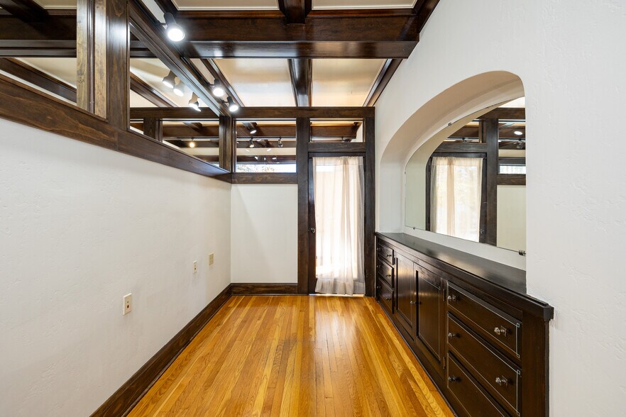 More Photos Of 717 W Riordan Rd, Flagstaff Storefront Retail Office For Sale