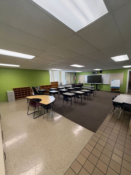 More Photos Of 1944 Iowa Ave, Saginaw Flex For Sale