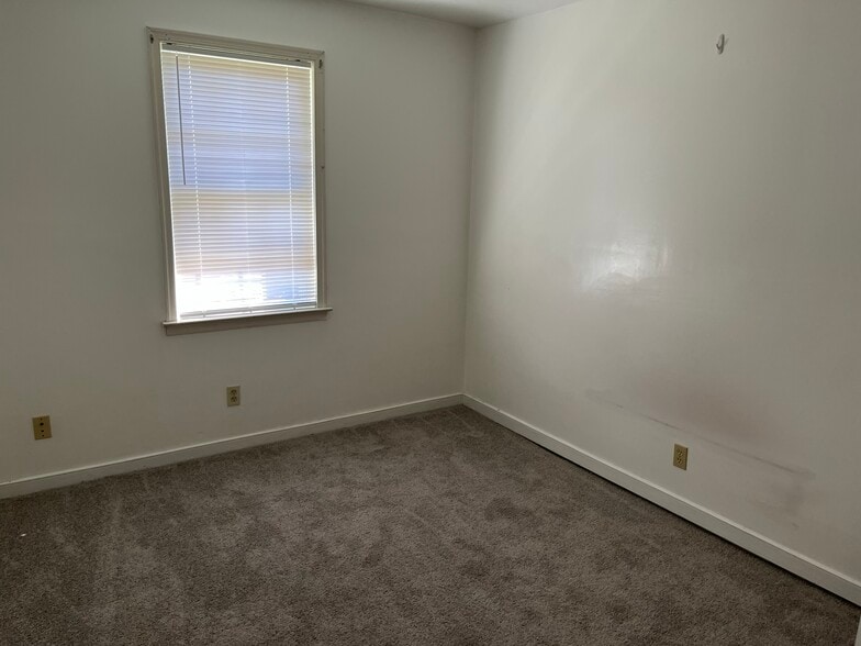 More Photos Of 172 McKeever St, Petersburg Multifamily For Sale