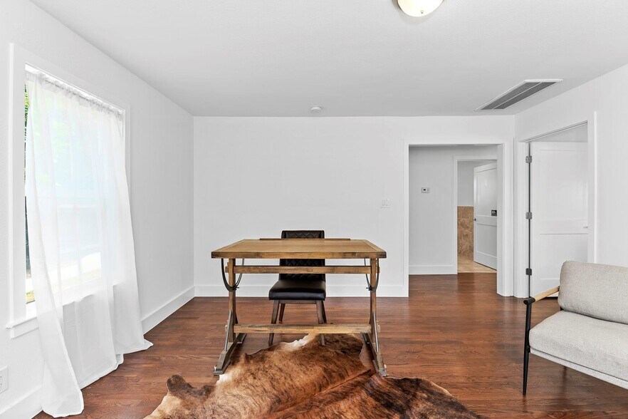 More Photos Of 1512 W Koenig Ln, Austin Office For Sale