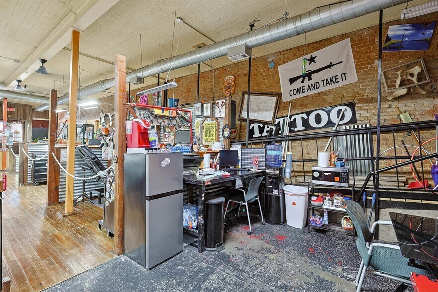 More Photos Of 1426 N Main St, Fort Worth Storefront Retail Office For Lease