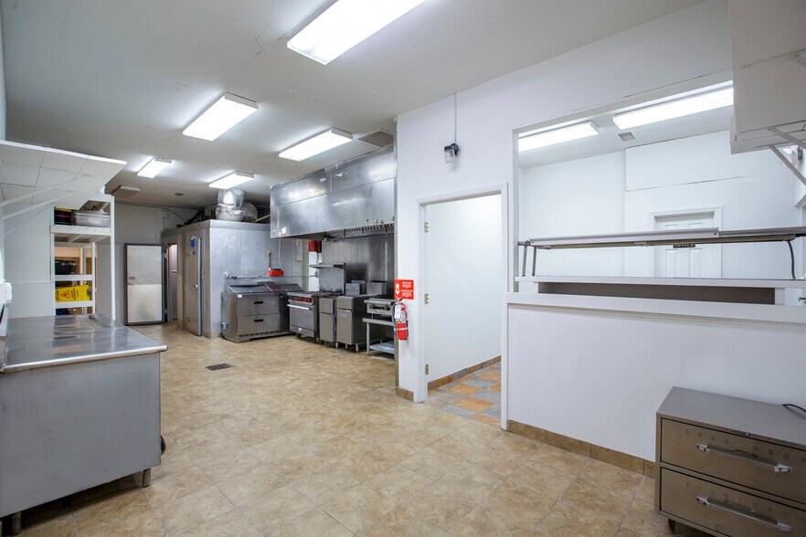 More Photos Of 8016 Arlington Expy, Jacksonville Hotel For Lease