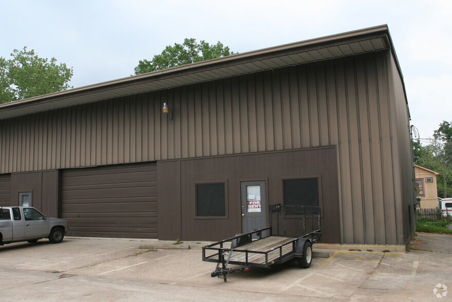 More Photos Of 1210 E 1st St, Humble Light Distribution For Lease