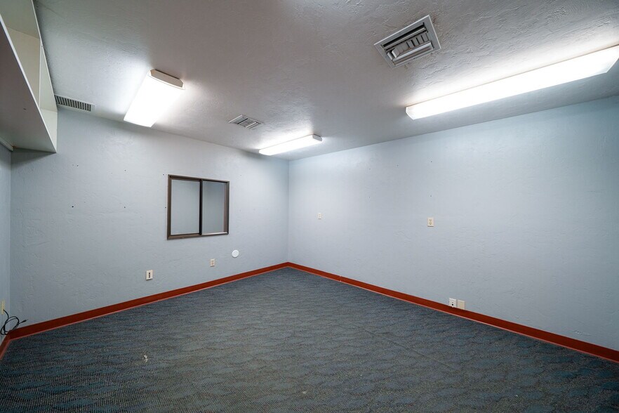 More Photos Of 1555-1557 SE Crystal Lake Dr, Corvallis Warehouse For Lease