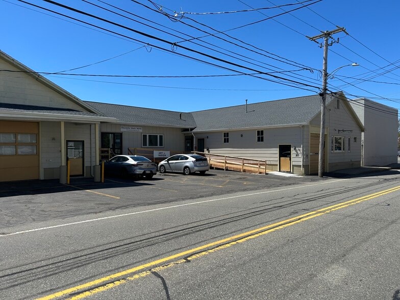 More Photos Of 20 Maplewood Ave, Gloucester Light Distribution For Lease