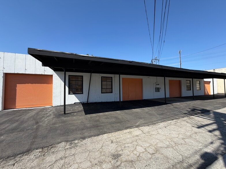 More Photos Of 3014 Floyd St, Burbank Warehouse For Lease