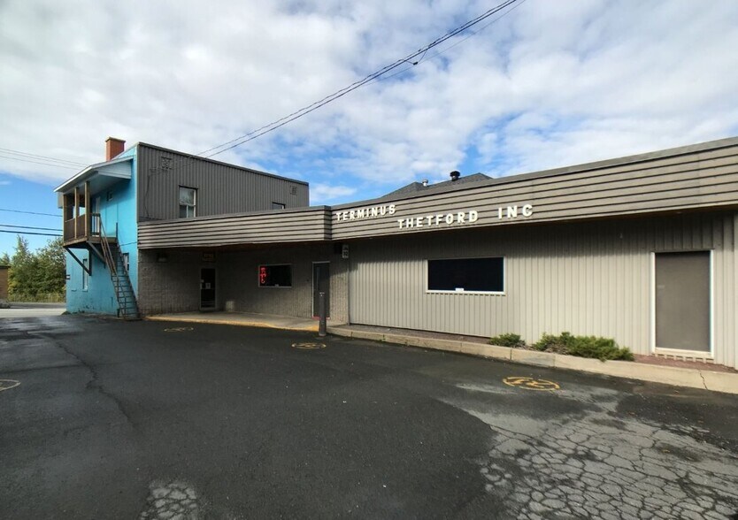 More Photos Of 125-129 Rue Saint-Alphonse N, Thetford Mines Bar For Sale