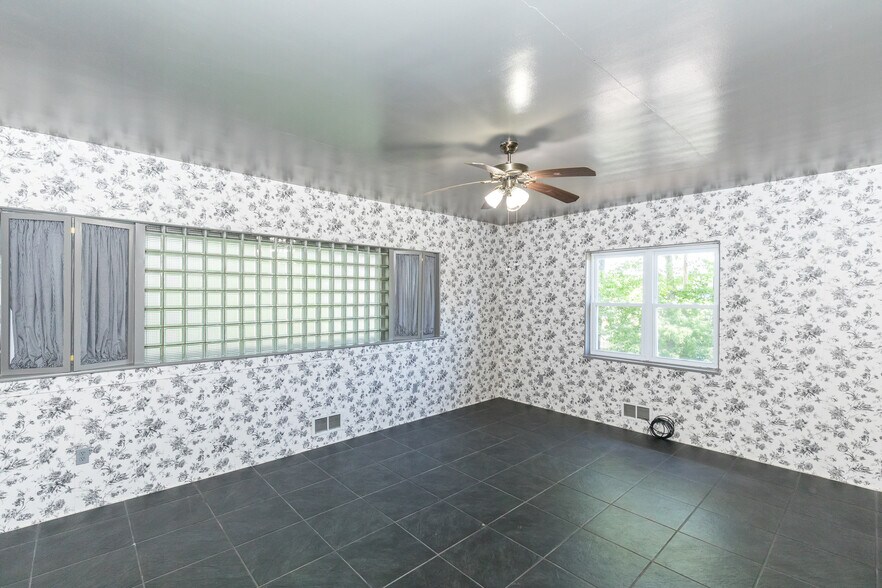 More Photos Of 131 Copenhaver St, Marion Shelter For Sale