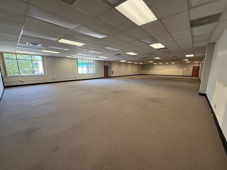 More Photos Of 800-820 Freeway Dr N, Columbus Office For Lease