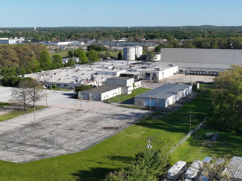 More Photos Of 1255 Oak St, Elkhart Manufacturing For Sale