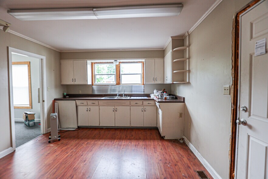 More Photos Of 806 Poplar St, Benton Office For Sale