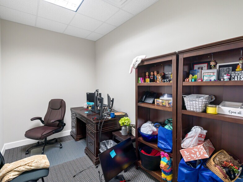 More Photos Of 633 E Fernhurst Dr, Katy Medical For Sale