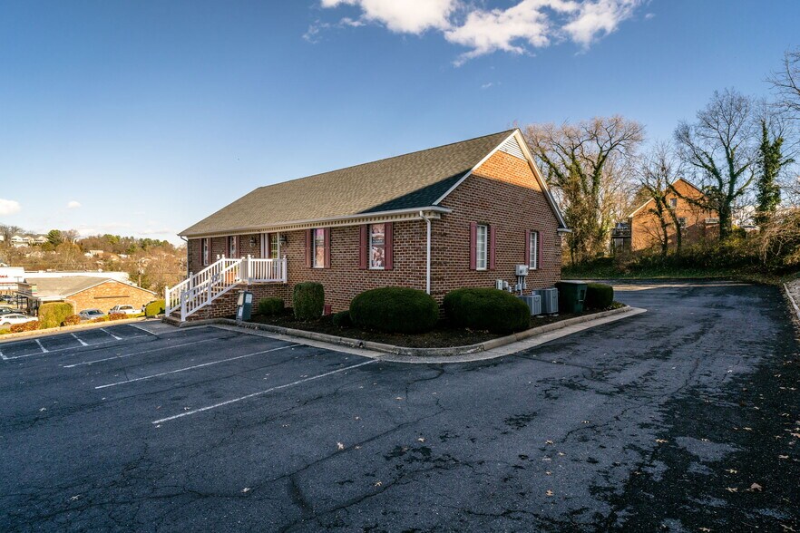 More Photos Of 413 N Coalter St, Staunton Office Residential For Lease
