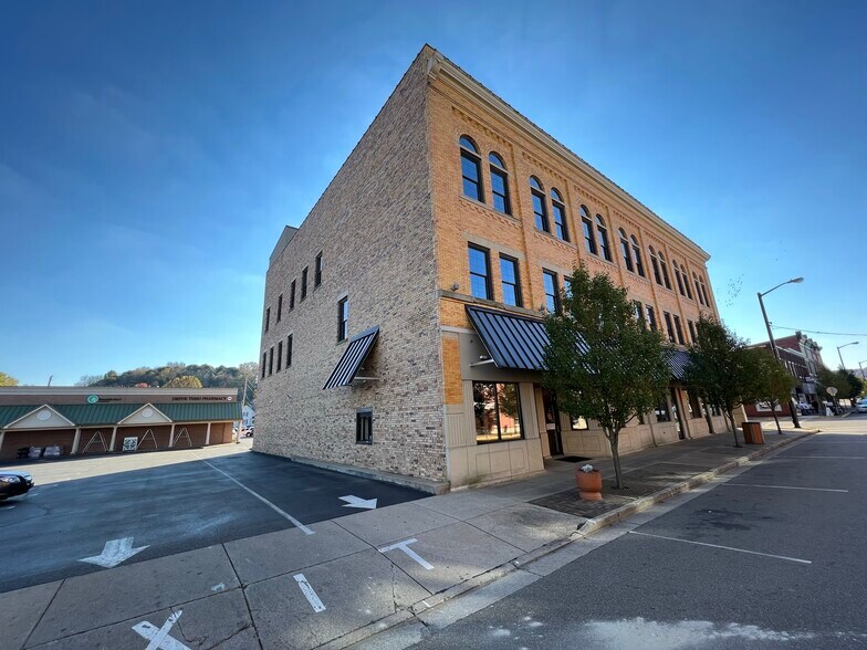 More Photos Of 212 E 3rd St, Uhrichsville Storefront Retail Office For Lease
