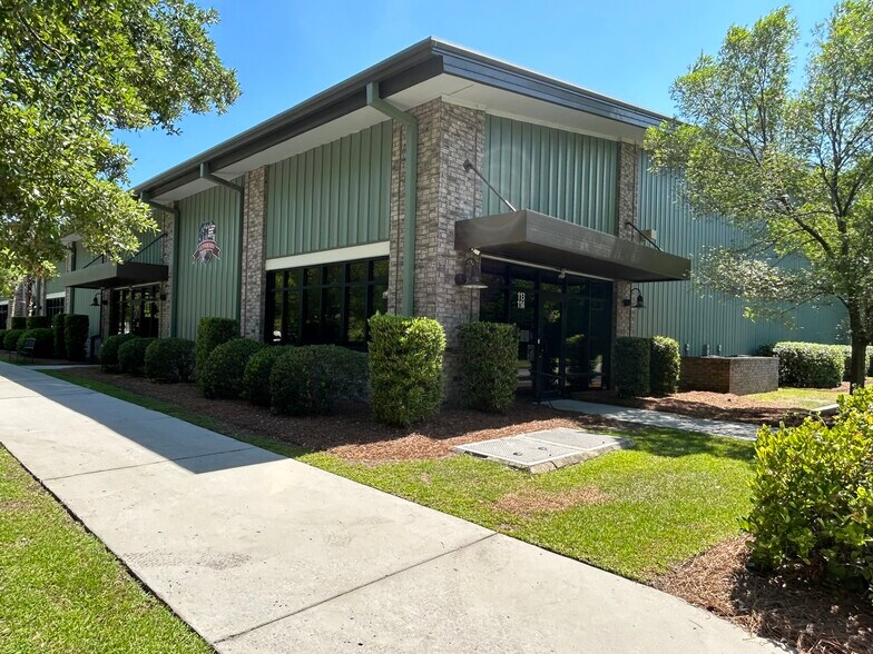 More Photos Of 547 Long Point Rd, Mount Pleasant Flex For Lease