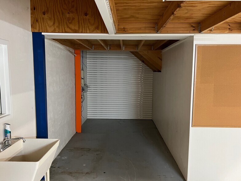 More Photos Of 4566 NW 5th Blvd, Gainesville Flex For Lease