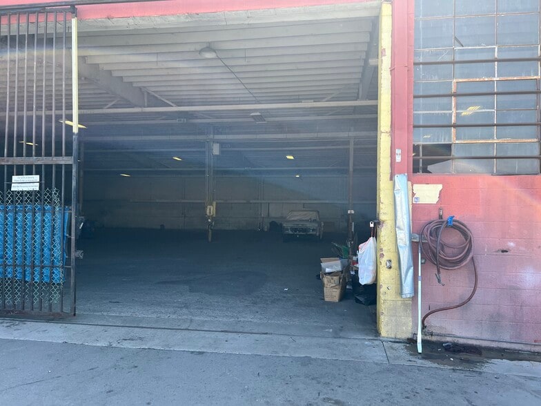 More Photos Of 2021 E 25th St, Los Angeles Manufacturing For Sale