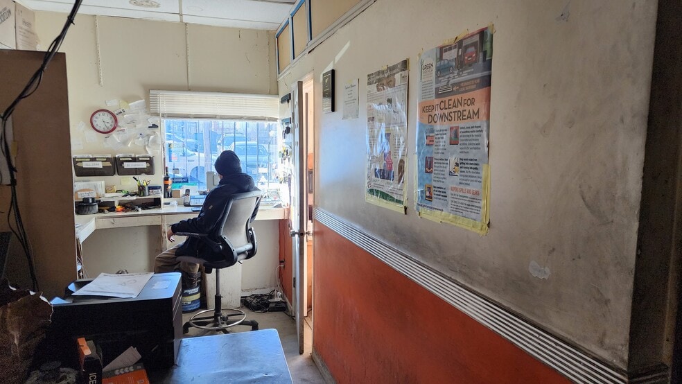 More Photos Of 2405 22nd St NE, Washington Auto Repair For Sale