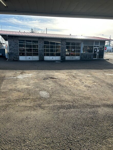 More Photos Of 518 S Pacific Hwy, Cottage Grove Auto Repair For Sale