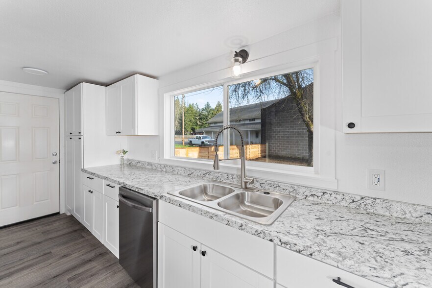 More Photos Of 48181 Highway 58, Oakridge Flex For Sale