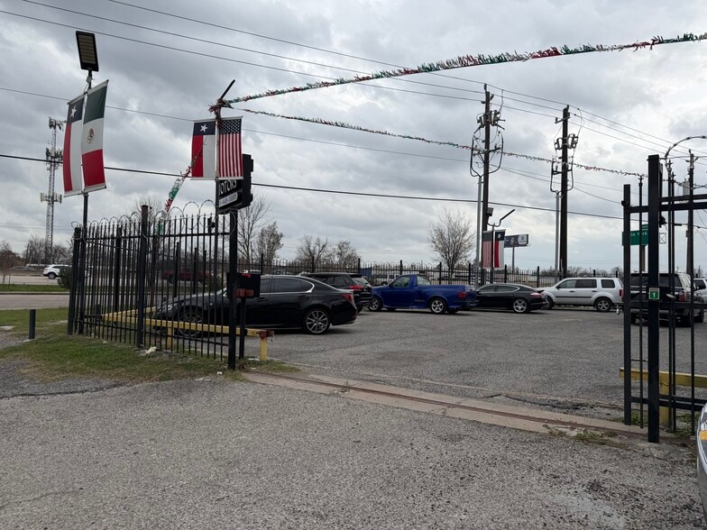 More Photos Of 11055 Eastex Fwy, Houston Auto Dealership For Sale