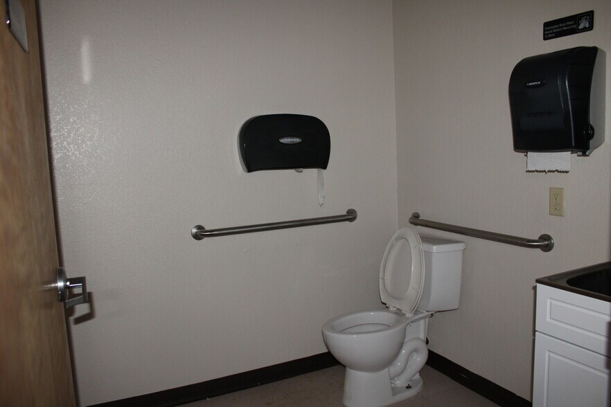 More Photos Of 1275 Anthony Dr, Anthony Medical For Lease