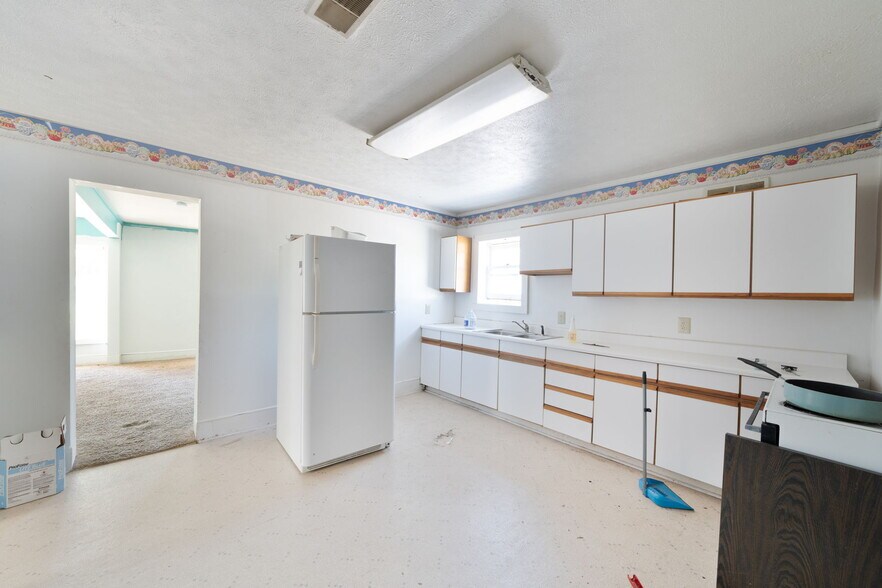 More Photos Of 18089 W State St, Vandalia General Retail For Sale