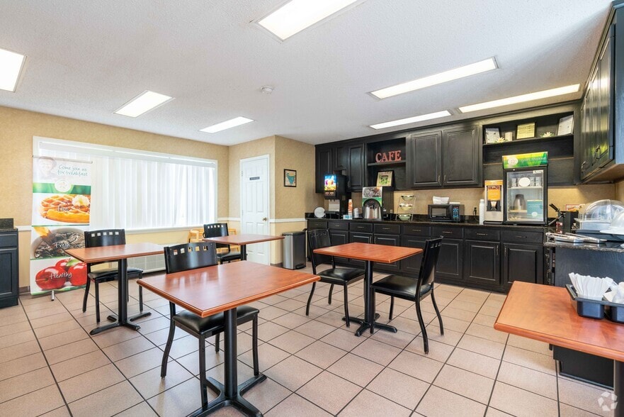 More Photos Of 205 N Highway 301, Jesup Hotel For Sale