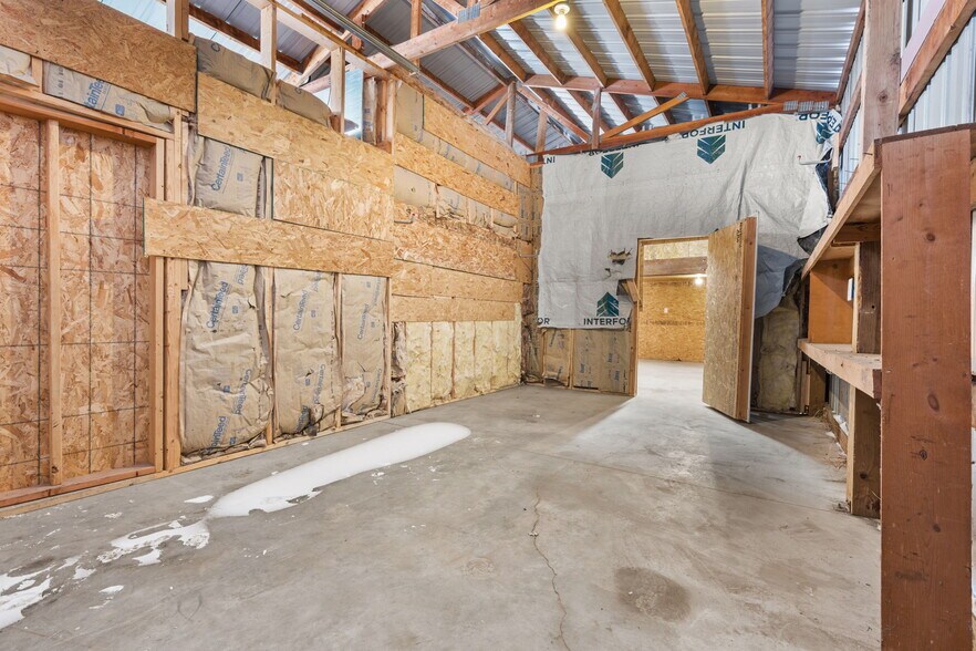 More Photos Of 1628-1630 Maple St, Reedsburg Warehouse For Lease