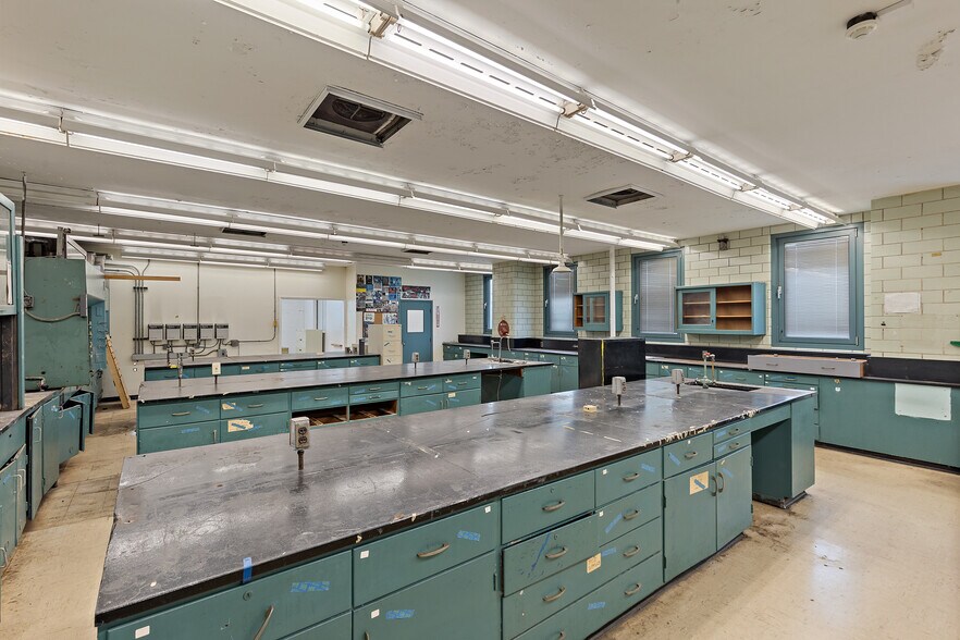 More Photos Of 850 Poplar St, Pittsburgh Flex For Sale