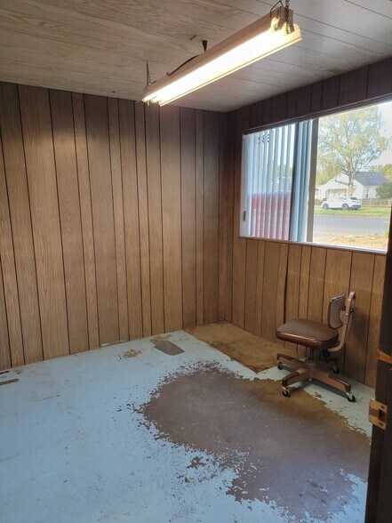 More Photos Of 532 Oregon Way, Longview Auto Repair For Lease