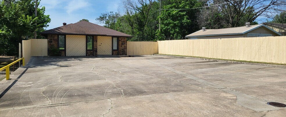 More Photos Of 813 E Darrow St, Shawnee Office For Lease