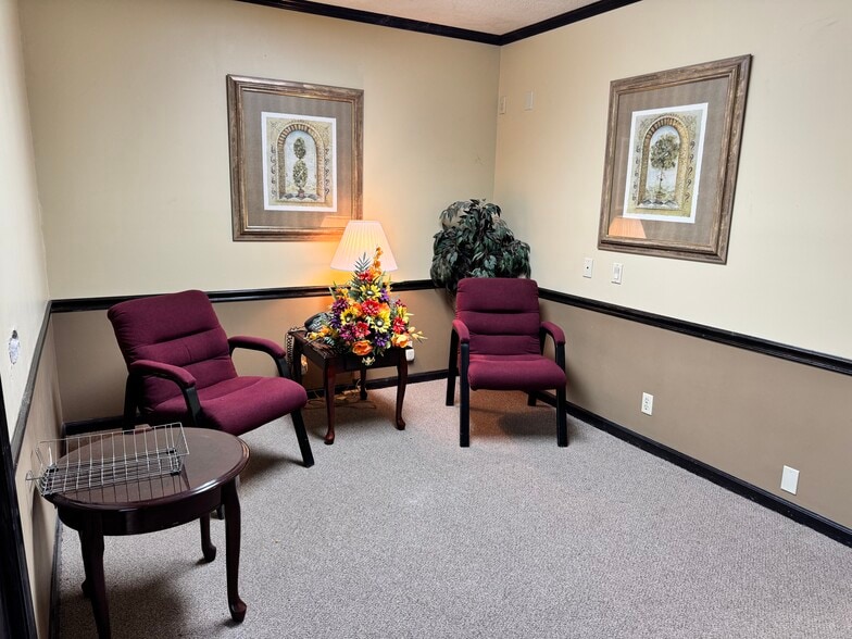 More Photos Of 151 SE Lakeshore Dr, Madison Medical For Sale