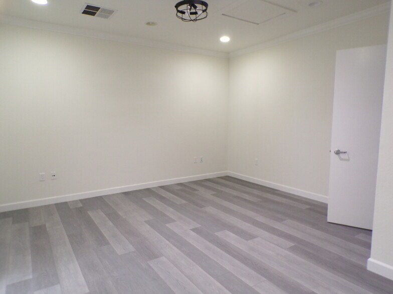 More Photos Of 953 Washington St, San Carlos Warehouse For Lease