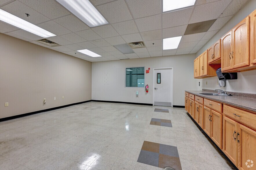More Photos Of 45 Turner Dr, Middletown Warehouse For Lease
