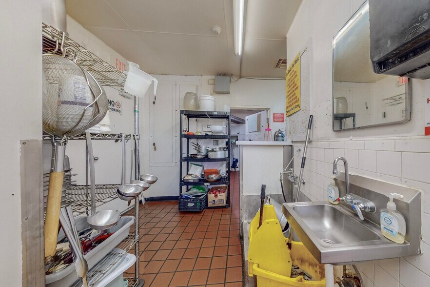 More Photos Of 2130-2301 Chelwood Park Blvd NE, Albuquerque Fast Food For Lease