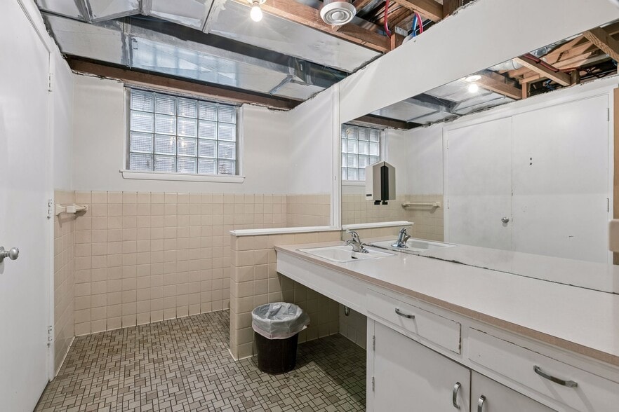 More Photos Of 901 NE 23rd Ave, Saint Anthony Office For Sale