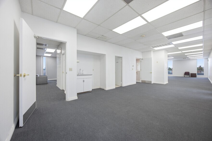 More Photos Of 844 E Sahara Ave, Las Vegas Loft Creative Space For Lease